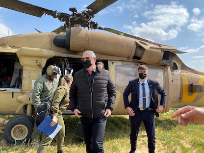 وزير الدفاع الإسرائيلي بيني غانتس خلال زيارة لمعبر حدودي بين إسرائيل وغزة - 2 مارس 2021 - REUTERS