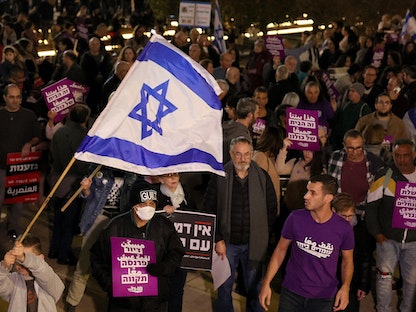 Israeli left wing protesters demonstrate against Israel's new hard-right government led by Prime Minister Benjamin Netanyahu, on January 7, 2023 in Tel Aviv. (Photo by JACK GUEZ / AFP) - AFP