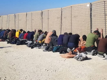 عناصر داعش إثر استسلامهم خلال تمرد في سجن بمدينة الحسكة شمال شرق سوريا- 26 يناير 2022 - TWITTER/@farhad_shami