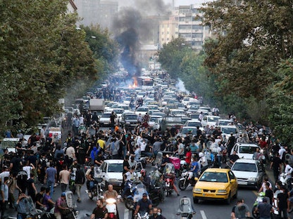 متظاهرون يحتجون على وفاة الشابة مهسا أميني في طهران. 21 سبتمبر 2022. - Anadolu Agency via Getty Images