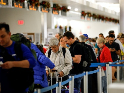 مسافرون يقفون في طابور الوصول في مطار ميامي الدولي بالولايات المتحدة. 2 يناير 2023 - REUTERS