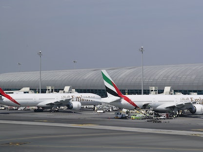 طائرات من طراز "بوينج" 777 جاثمة أمام المبنى رقم 3 في مطار دبي الدولي - REUTERS