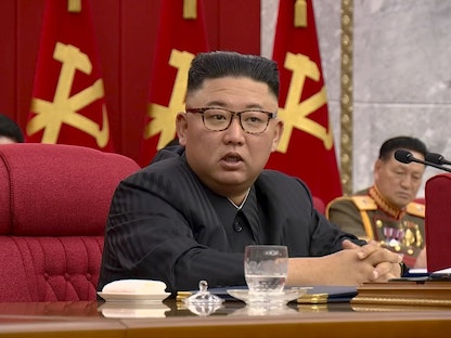 زعيم كوريا الشمالية كيم جونغ أون يتحدث في الجلسة العامة للجنة المركزية الثامنة لحزب العمال الكوري - KRT TV- REUTERS