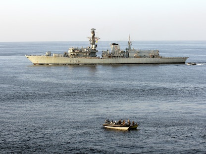 الفرقاطة البريطانية "مونتروز" وأفراد من البحرية الملكية في بحر العرب - Twitter/@RoyalNavy