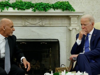 الرئيس الأميركي جو بايدن خلال استقباله الرئيس الفغاني أشرف غني في واشنطن. - REUTERS