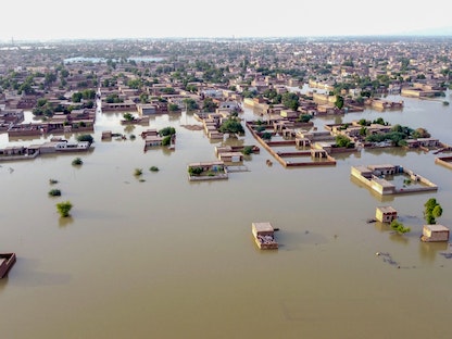 مشهد جوي يوضح منطقة سكنية غمرتها المياه بعد هطول أمطار موسمية غزيرة في مقاطعة بلوشستان بباكستان. 29 أغسطس 2022 - AFP