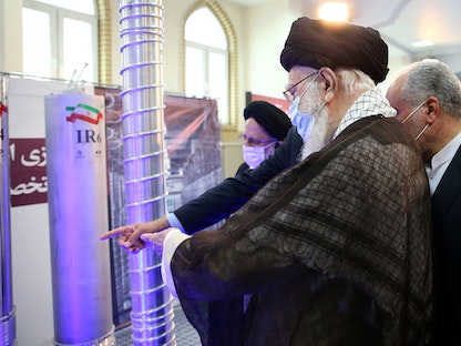 المرشد الإيراني علي خامنئي يطلع على أجهزة الطرد المركزي  لتخصيب اليورانيوم في العاصمة طهران. 11 يونيو 2023 - via REUTERS