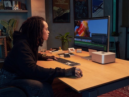 شاشة أبل الجديدة "ستوديو ديسبلاي" بجانبها جهاز "ماك ستوديو" المكتبي - Apple