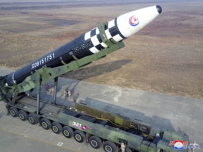 تجهيز صاروخ باليستي كوري شمالي عابر للقارات (ICBM) للإطلاق. 19 نوفمبر 2022. - REUTERS