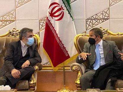 المتحدث باسم الوكالة الذرية الإيرانية بهروز كمالوندي، مع المدير العالم للوكالة الدولية للطاقة الذرية رفائيل جروسي خلال زيارة طهران. 22 نوفمبر 2021  - AFP