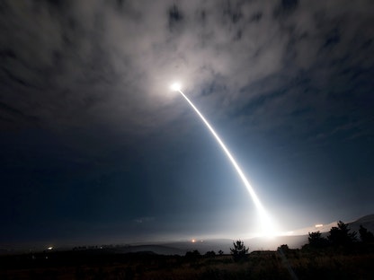 إطلاق سابق للصاروخ البالستي العابر للقارات Minuteman III في قاعدة فاندنبرج الجوية بكاليفورنيا - 2 أغسطس 2017 - REUTERS