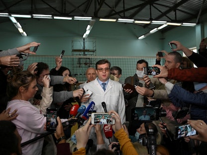 الطبيب الروسي ألكسندر موراخوفسكي يتحدث للصحافيين عن الوضع الصحي لنافالني في أومسك- 21 أغسطس 2020 - REUTERS