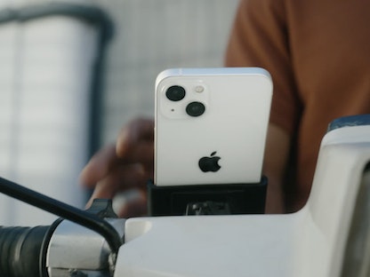 هاتف "آيفون" 13مثبت على مقود دراجة نارية - Apple