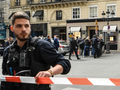 عناصر الشرطة تحيط يمتجر مجوهرات لشانيل في باريس إثر تعرضه للسطو المسلح- 5 مايو 2022. - AFP