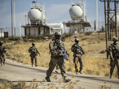 جنود أميركيون خلال عملية عسكرية قرب منشأة نفط بمنطقة المالكية بالحسكة في سوريا 27 أكتوبر 2020 - AFP
