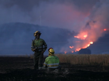 رجال إطفاء يعملون على مكافحة النيران في موقع حريق هائل خارج تابارا زامورا في إسبانيا - 18 يوليو 2022 - REUTERS