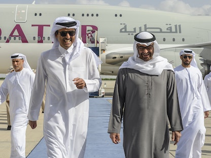 الشيخ محمد بن زايد رئيس دولة الإمارات يستقبل الشيخ تميم بن حمد آل ثاني أمير قطر في مطار أبوظبي. 18 يناير 2023 - Abdulla Al Neyadi / UAE Presidential Court