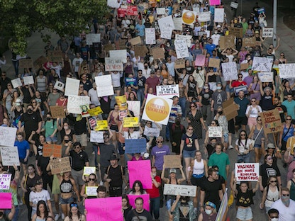 احتجاجات في عدة ولايات أميركية بعد صدور حكم المحكمة العليا بشأن حق الإجهاض - 24 يونيو 2022 - AFP