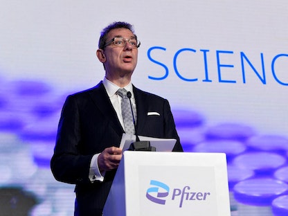 ألبرت بورلا الرئيس التنفيذي لشركة "فايزر" خلال مؤتمر صحافي بمقر الاتحاد الأوروبي في بروكسل. 23 أبريل 2021 - REUTERS