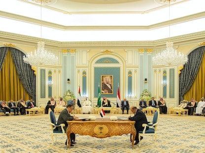 ممثلو الحكومة اليمنية والمجلس الانتقالي الجنوبي خلال توقيع اتفاق الرياض بوساطة سعودية - 5 نوفمبر  2019 - REUTERS