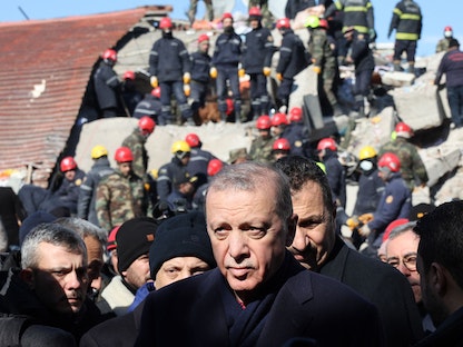 الرئيس التركي رجب طيب أردوغان خلال زيارة لمدينة كهرمان مرعش التي تعرضت لدمار كبير جراء زلزال 6 فبراير، كهرمان مرعش - 8 فبراير 2023 - AFP
