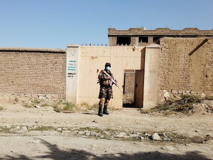 عنصر من حركة "طالبان" خلال عملية دهم أحد المواقع التايعة لتنظيم "داعش" في شمال كابول بأفغانستان. 4 أكتوبر 2021 - REUTERS