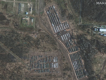 صُور التقطت بواسطة الأقمار الصناعية تُظهر حشد مدرعات روسية بالقرب من الحدود مع أوكرانيا. - Twitter/@politico