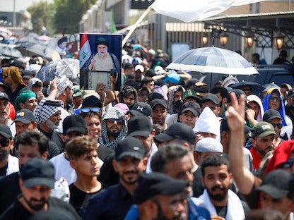 أنصار مقتدى الصدر يتجمعون خارج البرلمان في المنطقة الخضراء بالعاصمة العراقية بغداد- 5 أغسطس 2022 - AFP