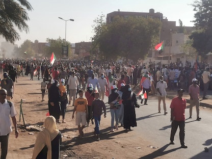 أشخاص يحملون أعلاماً سودانية خلال مظاهرة في الخرطوم- 25 نوفمبر 2021 - REUTERS