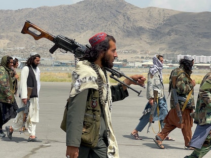 عناصر من حركة طالبان في مطار حامد كرزاي الدولي في كابول بعد يوم من انسحاب القوات الأميركية من أفغانستان - 31 أغسطس 2021 - REUTERS