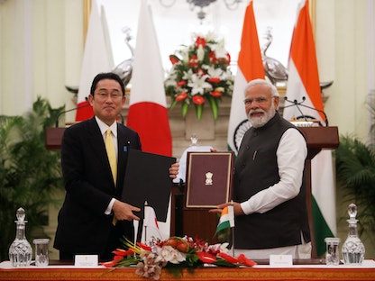 رئيس الوزراء الياباني فوميو كيشيدا ورئيس الوزراء الهندي ناريندرا مودي أثناء توقيع اتفاقية في حيدر أباد هاوس في نيودلهي، الهند، 19 مارس 2022. - REUTERS