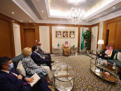وزير الخارجية السعودي الأمير فيصل بن فرحان يلتقي في العاصمة الرياض المبعوث الأميركي الخاص لشؤون إيران روبرت مالي - 20 أكتوبر 2021 - twitter/SPAregions