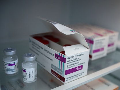 عبوة اللقاح المضاد لفيروس كورونا من شركة "أسترازينيكا" - REUTERS