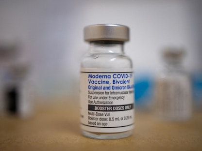 قارورة من لقاح شركة "موديرنا" المضاد لفيروس كورونا داخل صيدلية في مدينة شوينكسفيل بولاية بنسلفانيا، الولايات المتحدة. 8 سبتمبر 2022 - REUTERS