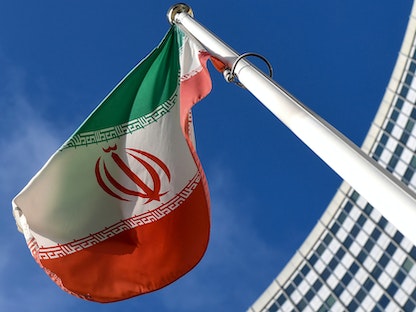 العلم الإيراني أمام مقر الوكالة الدولية للطاقة الذرية خلال اجتماع مجلس المحافظين في فيينا، 1 مارس 20 - AFP