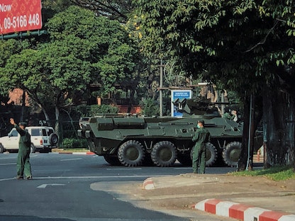 جنود من الجيش الميانماري ينظمون حركة المرور على طريق في يانغون وسط توتر تشهده البلاد- 28 يناير 2021 - REUTERS