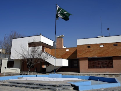 العلم الباكستاني يرفرف في سفارة إسلام أباد بكابول - REUTERS