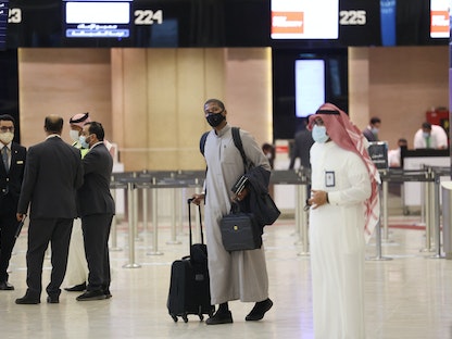 مسافرون سعوديون في مطار الملك خالد الدولي بالرياض، 17 مايو 2021 - AFP