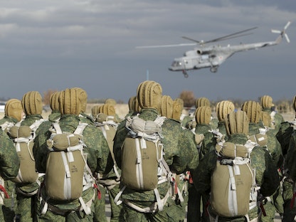جنود روس خلال مناورة عسكرية خارج مدينة ستافروبول الجنوبية، روسيا- 27 أكتوبر  2015.   - REUTERS