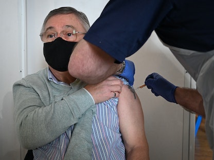 بريطاني يتلقى لقاح "أسترازينيكا" المضاد لفيروس كورونا - AFP
