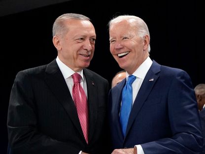 الرئيسان الأميركي جو بايدن والتركي رجب طيب أردوغان خلال اجتماعات قمة الناتو بالعاصمة الإسبانية مدريد. 29 يونيو 2022 - AFP
