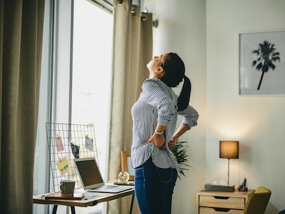 قلة ممارسة الرياضة والظروف النفسية السيئة من بين عوامل الخطورة التي تؤدي إلى تفاقم آلام الظهر - Getty Images