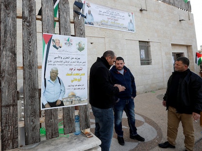 ملصق للفلسطيني عمر عبد المجيد أسعد (80 عاما) وجد ميتاً ومقيداً  في قرية جلجيلية بالضفة الغربية المحتلة - 12 يناير 2022 - REUTERS