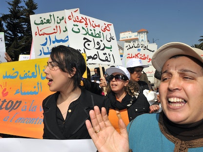 نساء يرددن هتافات خلال اعتصام أمام المحكمة المحلية في العرائش لمصادقتها على زواج قاصر. 16 مارس 2012 - AFP