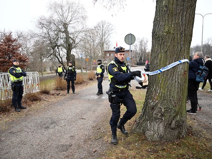 الشرطة السويدية تطوق المنطقة التي خطط فيها السياسي الدنماركي المتطرف راسموس بالودان لحرق القرآن الكريم خارج السفارة التركية في ستوكهولم، السويد- 21 يناير 2023 - REUTERS