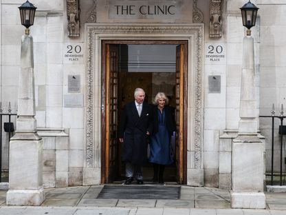 ملك بريطانيا تشارلز الثالث وعقيلته كاميلا يغادران مستشفى "لندن كلينك"، لندن. 29 يناير 2024 - AFP