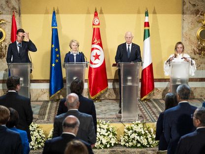 رئيسة المفوضية الأوروبية أورسولا فون دير لاين خلال لقاء مع الرئيس التونسي قيس سعيد لمناقشة اتفاق الهجرة، تونس. 16 يوليو 2023 - AFP