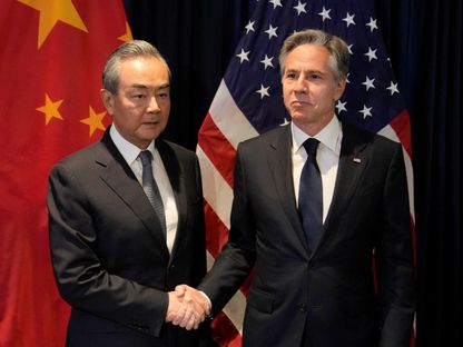 وزير الخارجية الأميركية أنتوني بلينكن يصافح نظيره الصيني وانج يي على هامش اجتماع وزراء خارجية رابطة دول جنوب شرق آسيا (الآسيان) في جاكرتا. 13 يوليو 2023 - REUTERS