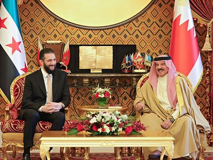 ملك البحرين حمد بن عيسى آل خليفة يستقبل الرئيس السوري أحمد الشرع في قصر الصخير بالمنامة، البحرين. 10 مايو 2025 - @SyPresidency