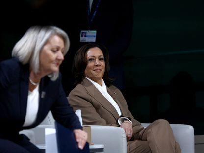 نائبة الرئيس الأميركي كاملا هاريس خلال مشاركتها في إحدى جلسات مؤتمر المناخ (كوب 28) في دبي، 2 ديسمبر 2023 - Reuters